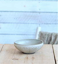Load image into Gallery viewer, Small poke bowl - white - fluting
